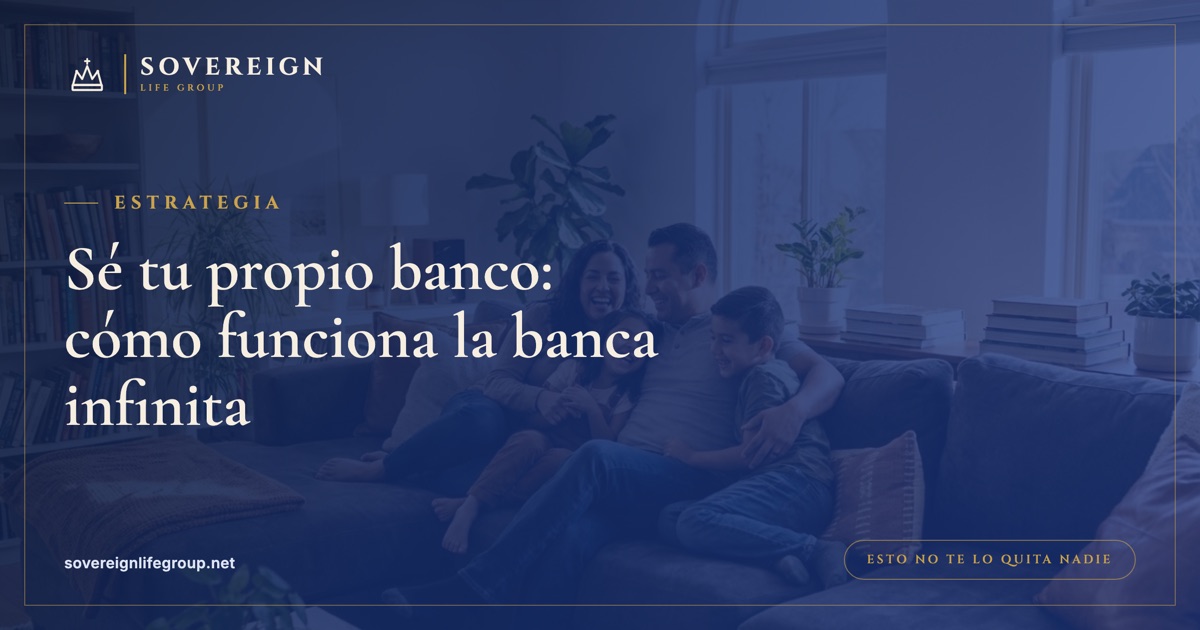 Una persona revisando un plan financiero en la mesa de la cocina