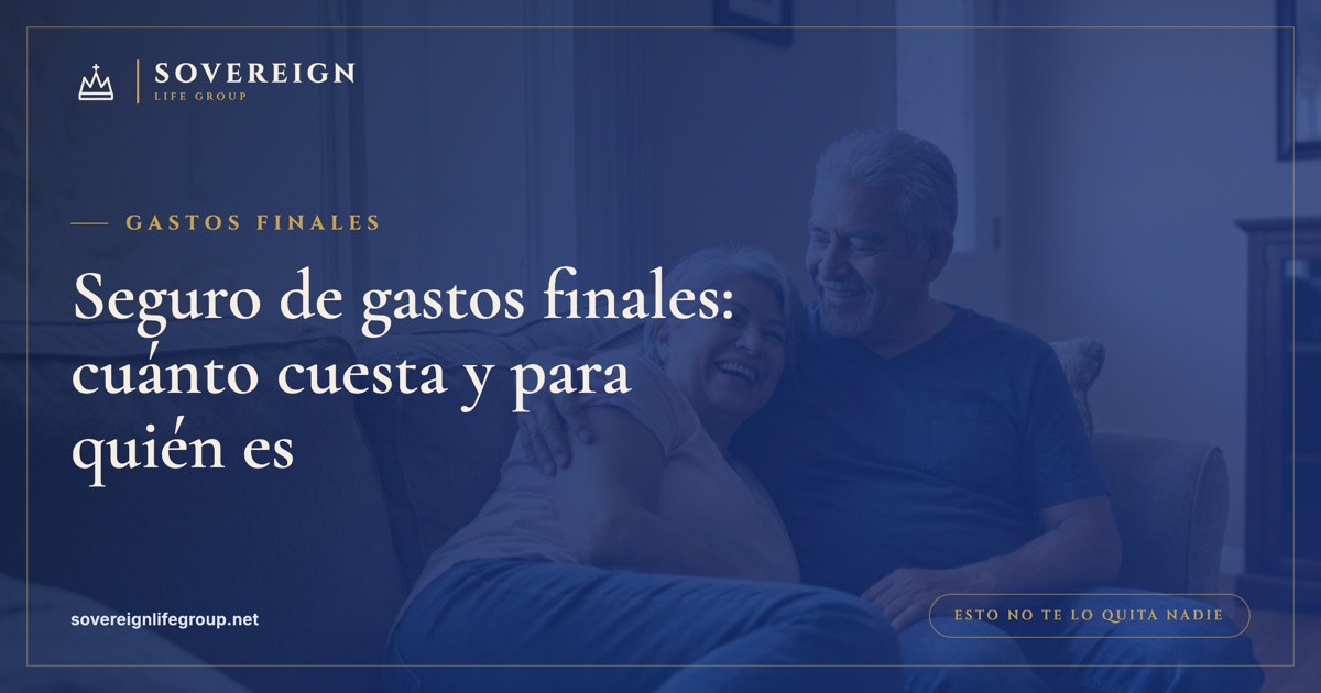 Una pareja mayor revisando opciones de seguro de gastos finales en la mesa de su cocina