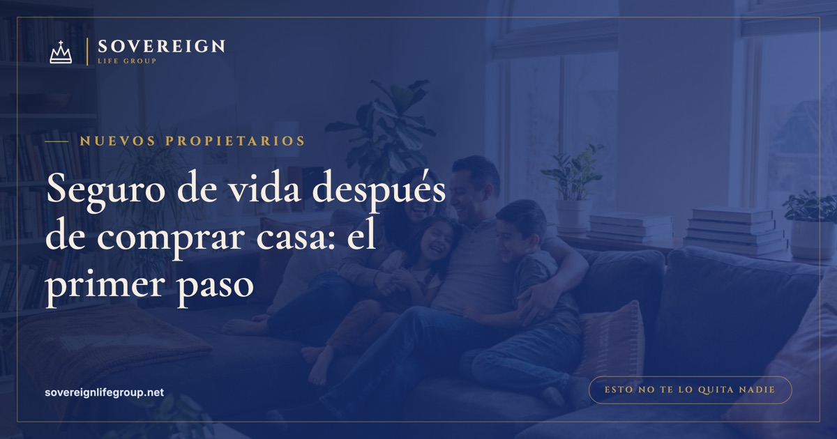 Nuevos propietarios parados afuera de su casa pensando en un seguro de vida después de comprar casa