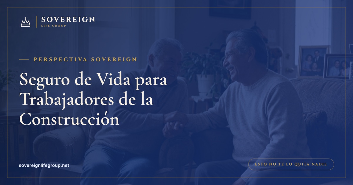 Trabajador de construcción latino revisando su seguro de vida para trabajadores de construccion con su familia